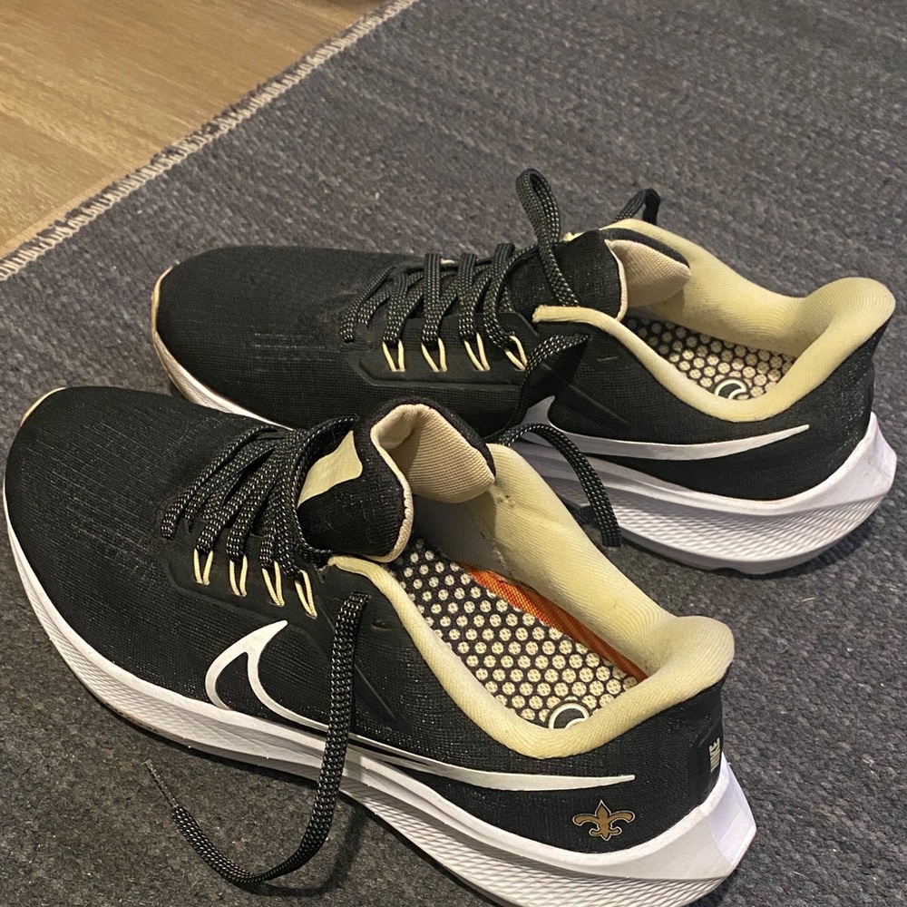 Nike Men's Black and White Athletic NFL New Orleans Saint Shoes